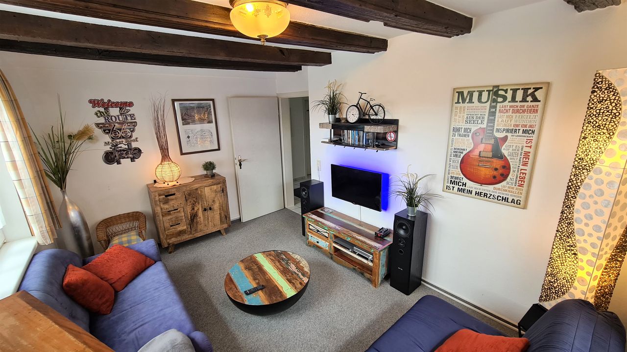 Wohnbereich mit Echtholzmöblierung Wohnbereich mit Echtholzmöblierung